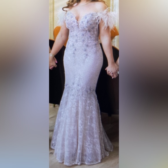 Mac Duggel cream color with sequence and feather off the shoulder - Picture 6 of 9